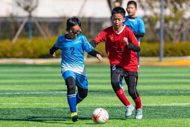 埃奇库姆全能发挥，76人季前赛大胜尼克斯